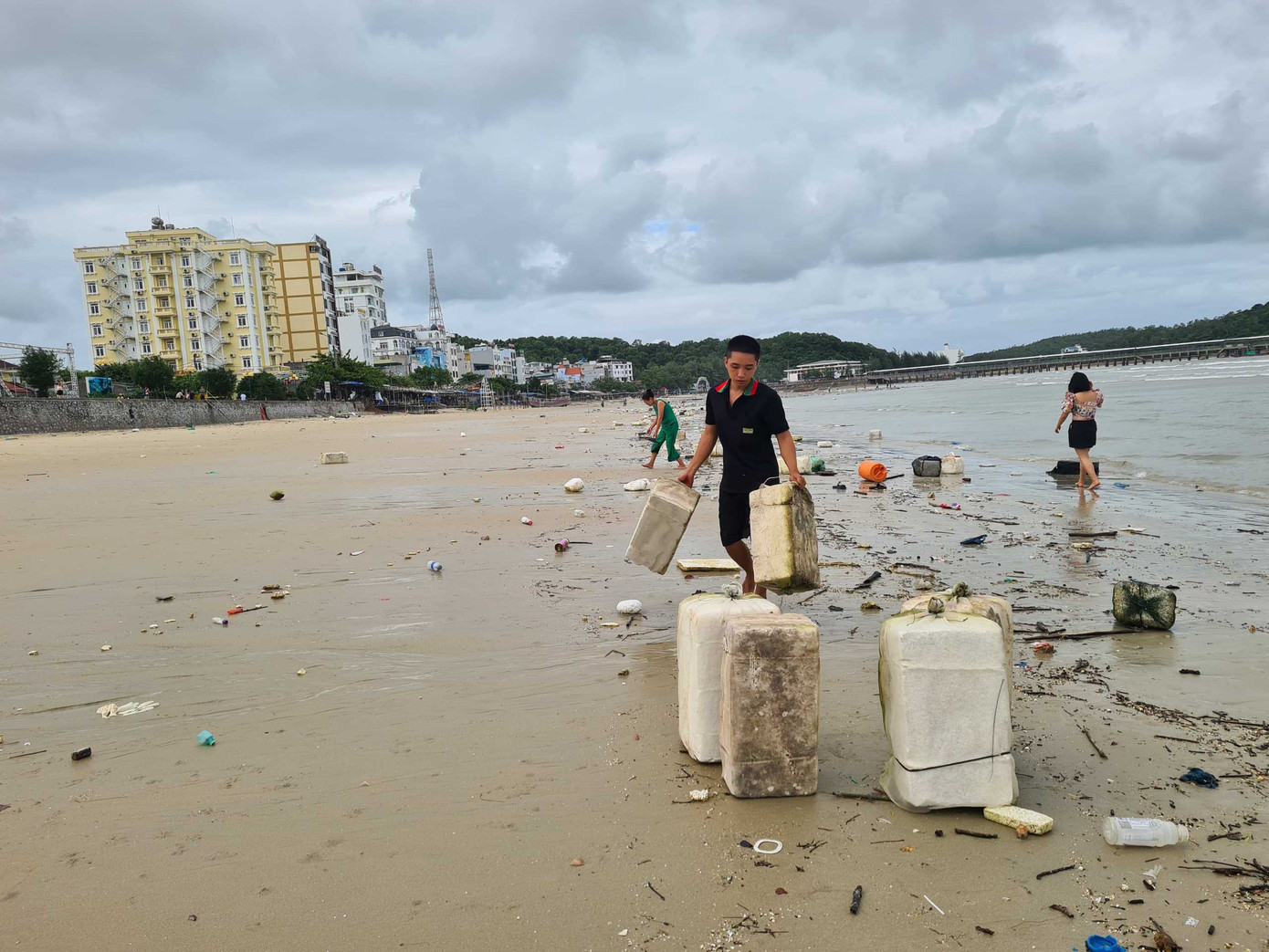 Rác thải đa số là các loại pháo xốp, chai nhựa...bị gió và thủy triều cuốn vào bờ.