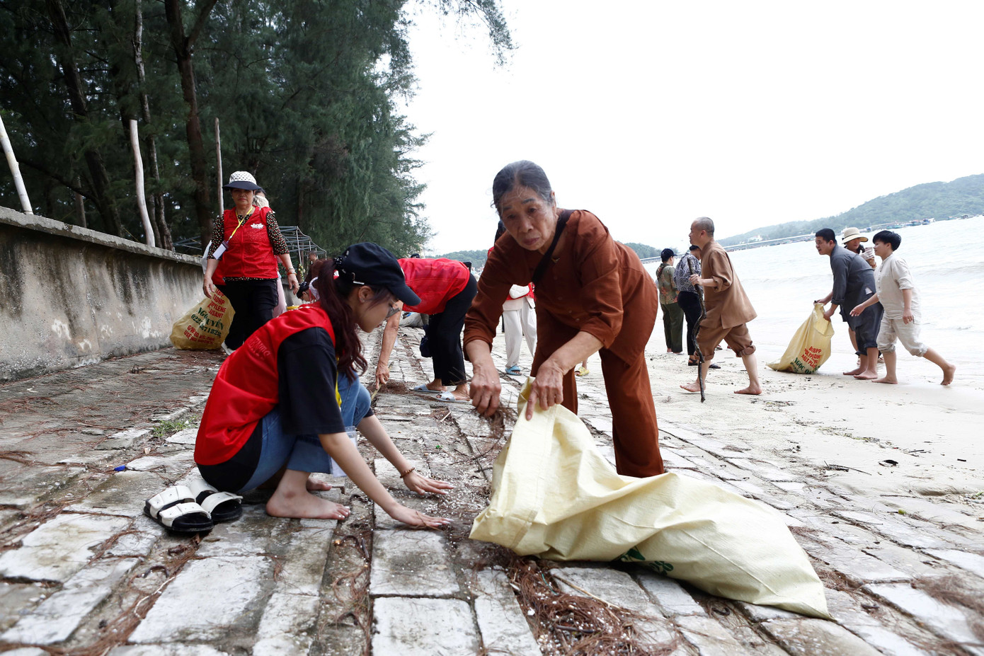 Huyện Cô Tô đã huy động toàn lực khẩn trương, thu gom, xử lý phao xốp, vật liệu nổi tràn vào bãi biển bảo vệ môi trường biển và đảm bảo xử lý đúng quy trình xử lý phao xốp.