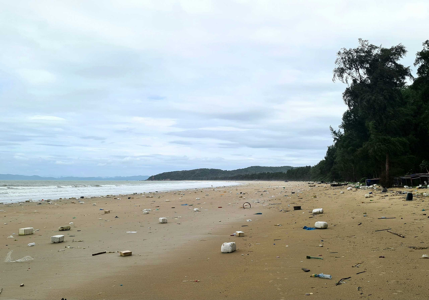 Bãi biển tình yêu là địa điểm thơ mộng và là điểm du lịch nổi tiếng của huyện đảo Cô Tô. Nhưng nơi đây cũng là khu vực liên tục phải hứng chịu những lần rác biển đổ bộ.