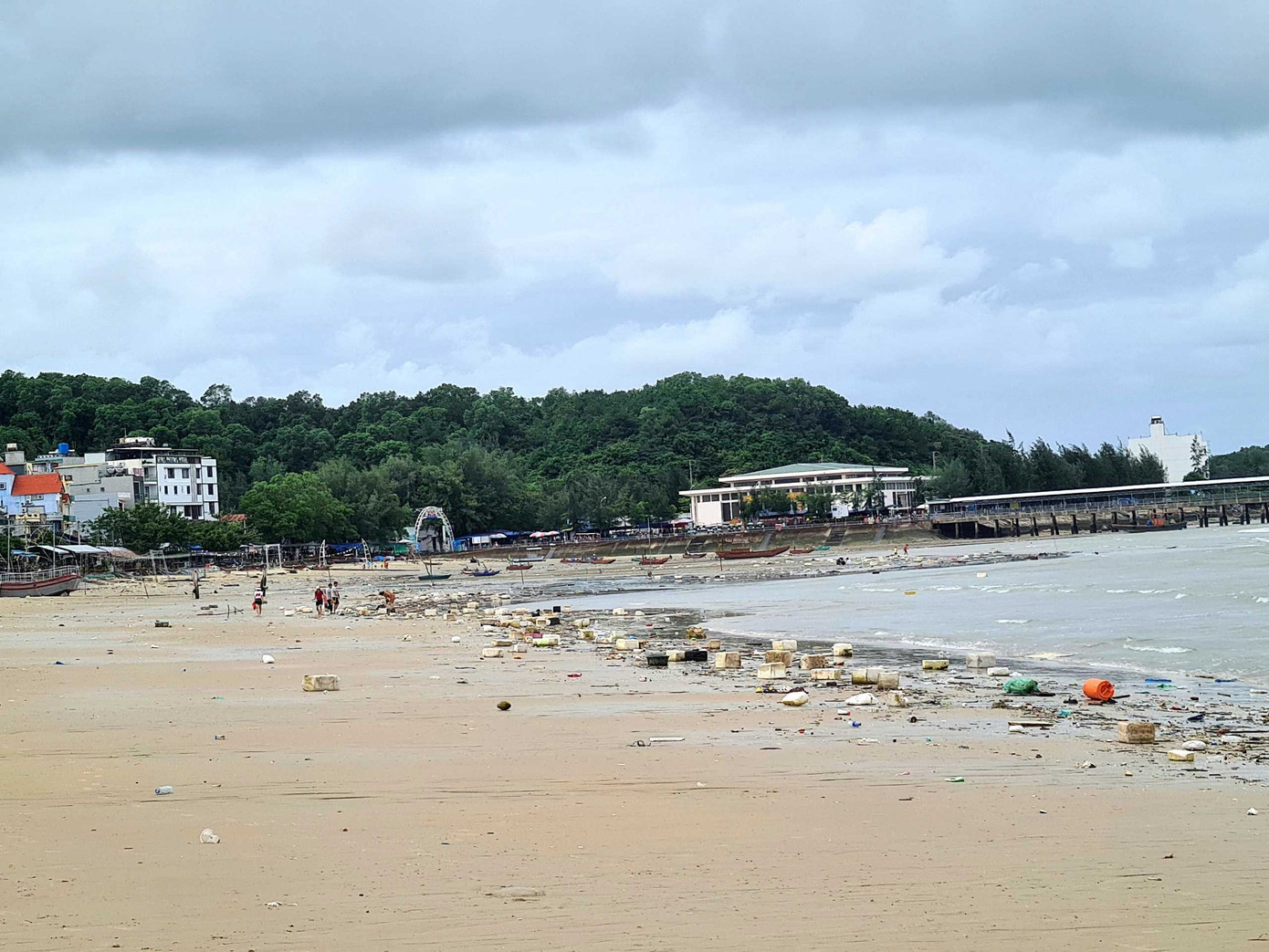 Sáng 6/8, hơn 7km bãi biển tình yêu giáp ranh giữa trung tâm thị trấn Cô Tô và xã Hải Tiến ngập trong rác.