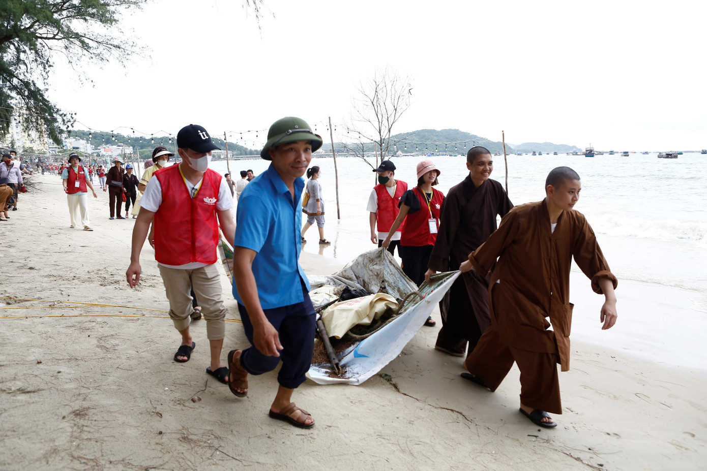 Các hoạt động thu gom, dọn dẹp phao xốp, vật liệu nổi bảo vệ môi trường biển vẫn đang được tiếp tục thực hiện khẩn trương tại huyện Cô Tô, đảm bảo kịp thời phục hồi diện mạo bãi biển tình yêu thơ mộng.