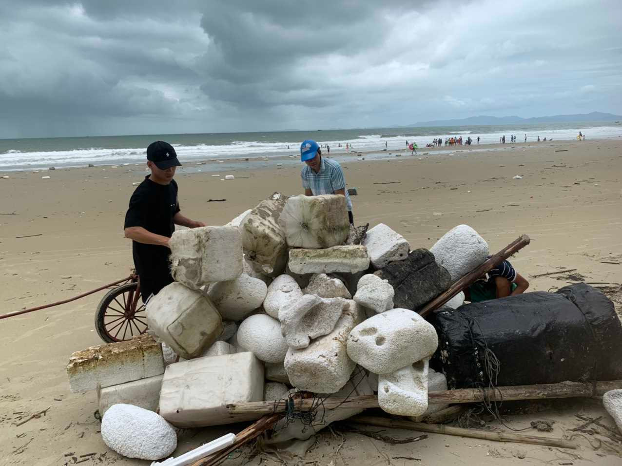 Tuy nhiên, quá trình tháo dỡ lại chưa được kiểm soát chặt chẽ nên nhiều người dân tự cắt dây khiến các phao xốp trôi tự do trên biển, theo dòng nước và thủy triều nên phao xốp, vật liệu nổi trôi dạt ra vùng biển Cô Tô.
