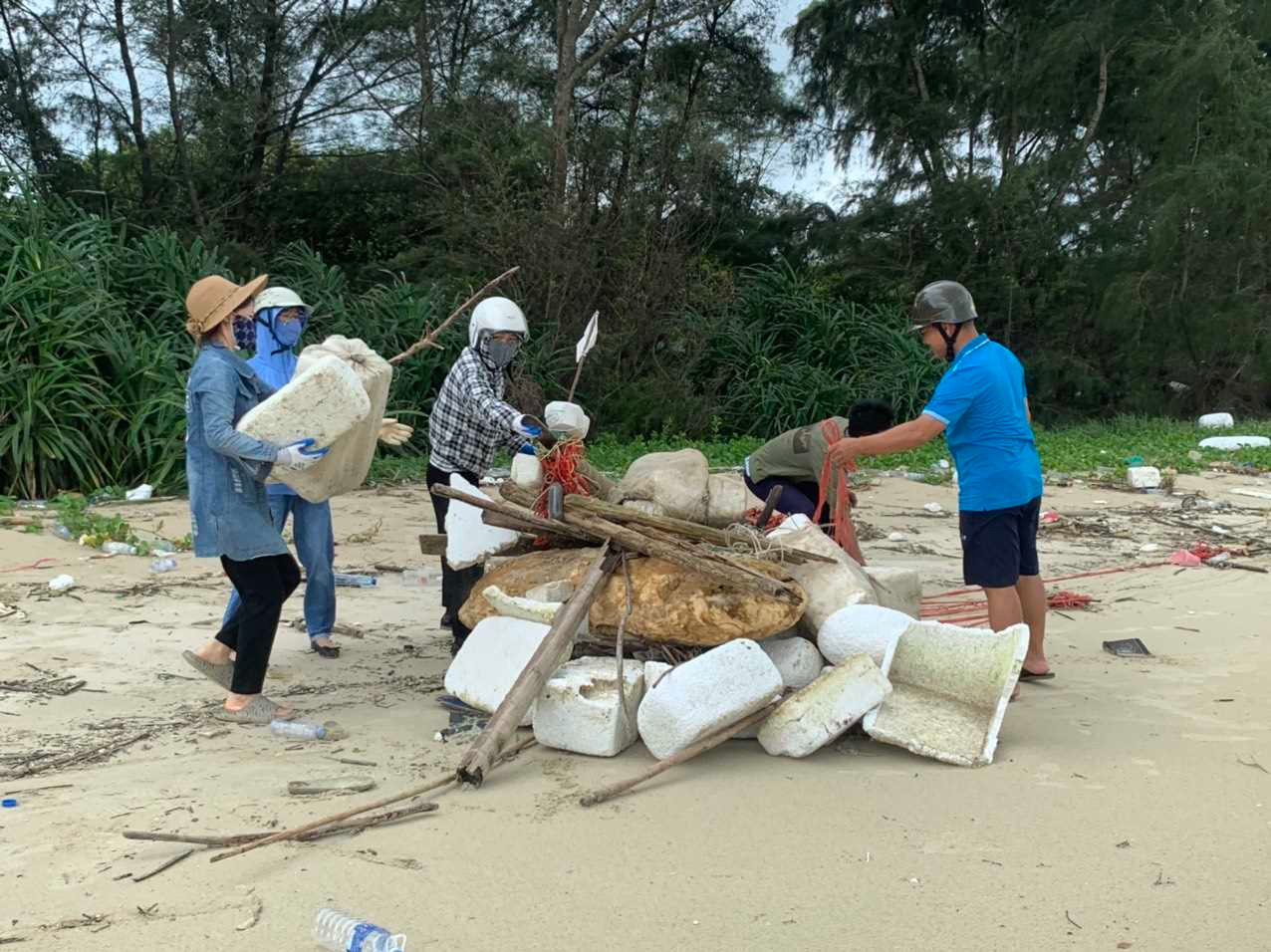 Nguyên nhân ban đầu được xác định là do các địa phương ven biển của Quảng Ninh như TP Hạ Long, TP Cẩm Phả, thị xã Quảng Yên, huyện Vân Đồn đồng loạt ra quân thực hiện di dời, giải tỏa hoạt động nuôi trồng thuỷ sản trái phép.