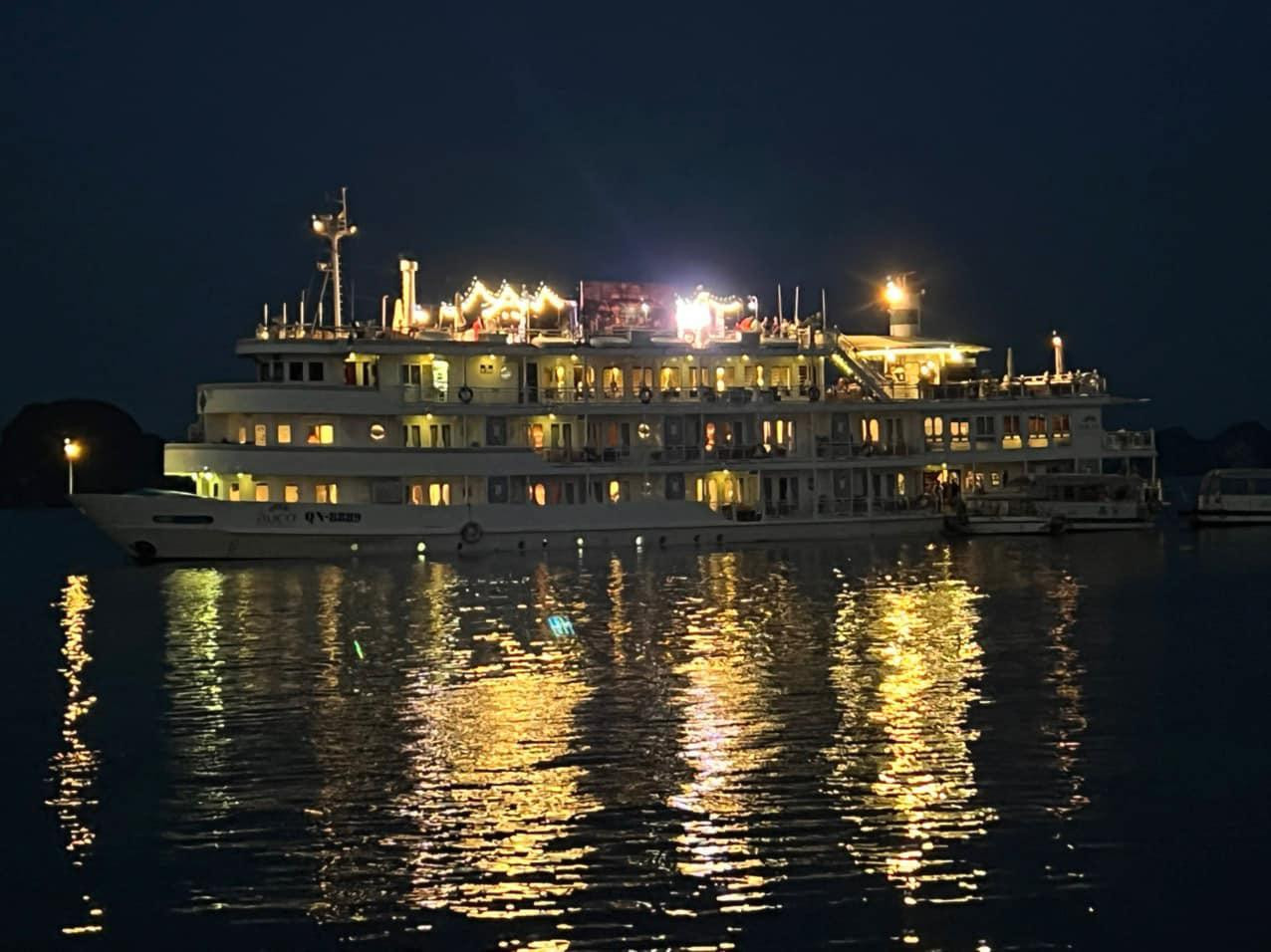 Bữa tiệc giao lưu của CLB Giám đốc CDC miền Bắc được tổ chức trên 2 du thuyền 5 sao trên biển. Bữa tiệc giao lưu của CLB Giám đốc CDC miền Bắc được tổ chức trên 2 du thuyền 5 sao trên biển.