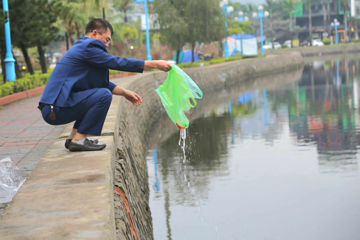Khi được hỏi mọi người có biết đây là hồ nước mặn không, mọi người đều trả lời là biết.