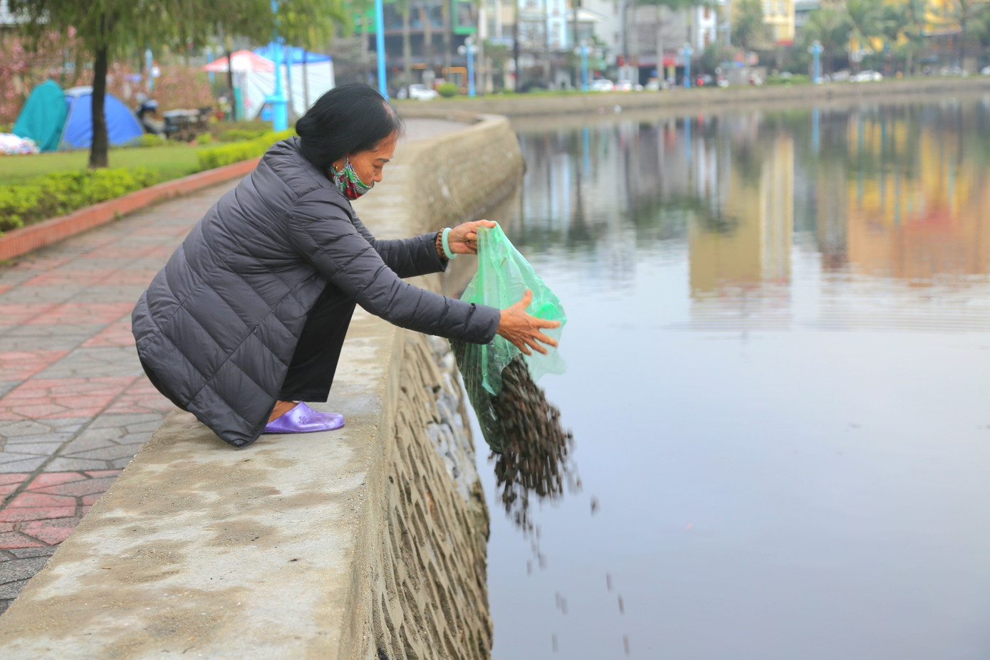 Cả chục cân ốc đồng cũng được đổ xuống hồ nước mặn để phóng sinh.