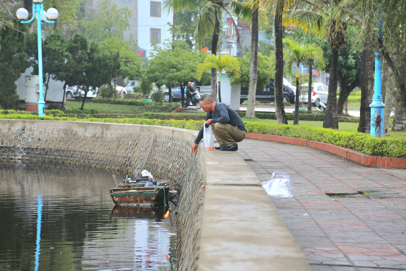 Theo lãnh đạo phường Yết Kiêu, việc thả cá chép xuống hồ nước mặn đã được phường cảnh báo nhưng không ngăn được "thói quen" này của một số người dân.