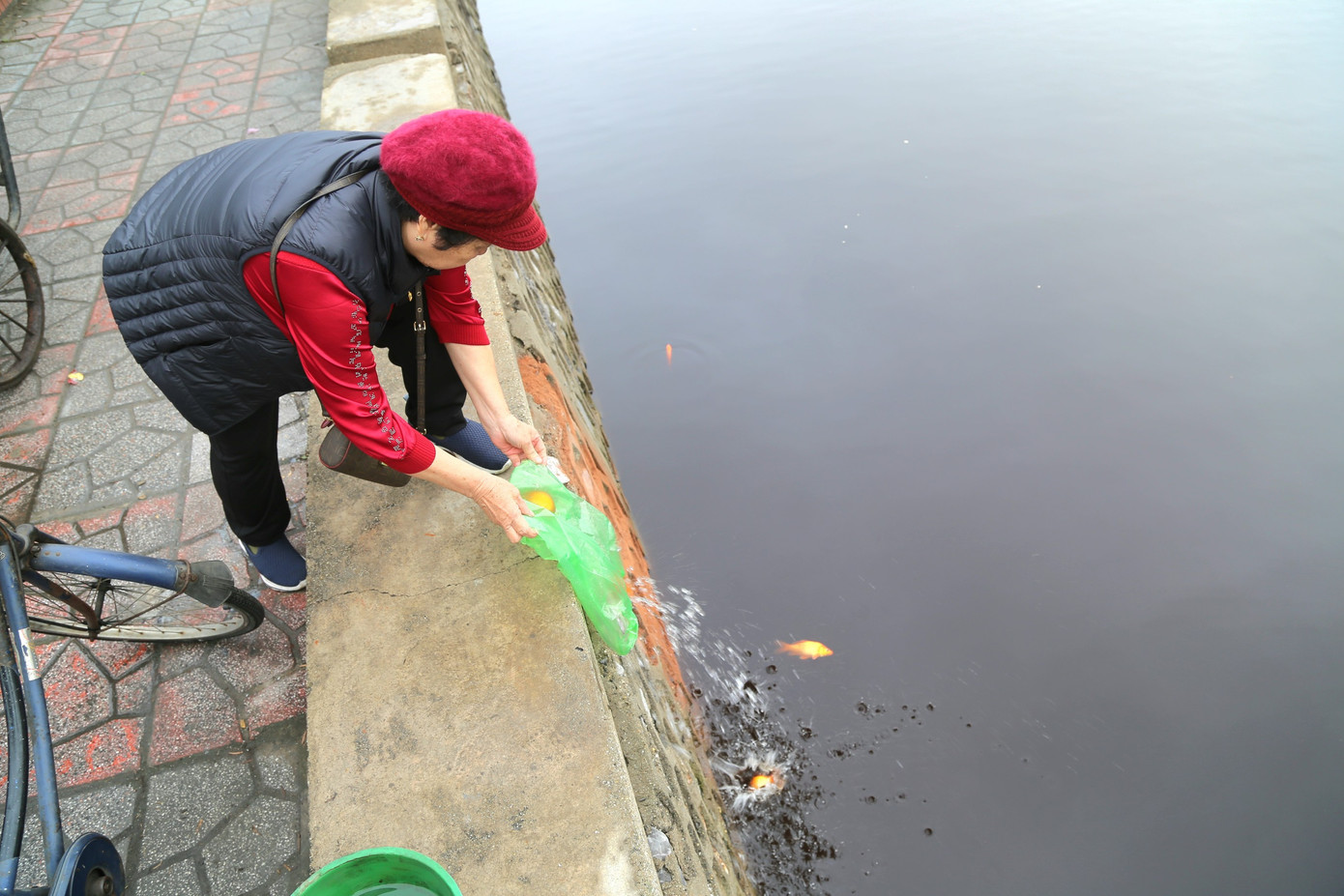 Khi được hỏi mọi người có biết đây là hồ nước mặn không, mọi người đều trả lời là biết.