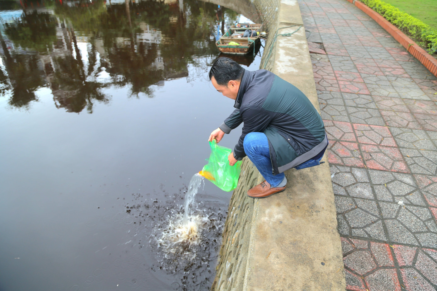 Khi được hỏi mọi người có biết đây là hồ nước mặn không, mọi người đều trả lời là biết.