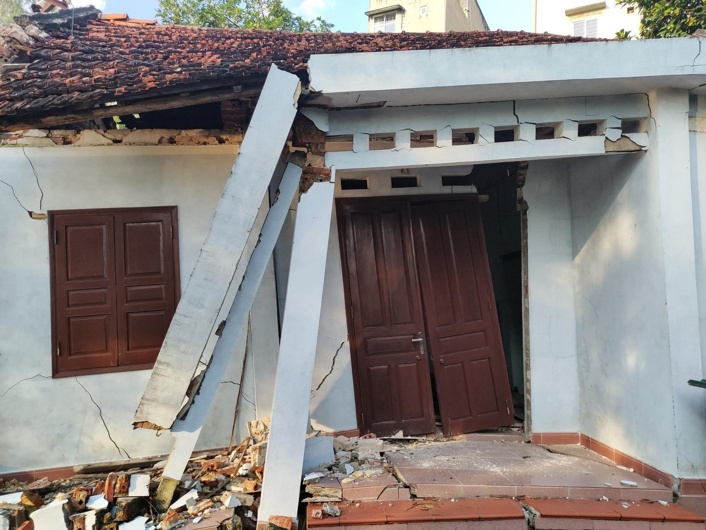 Nhiều nhà dân đã bỏ đi vì sợ nhà sập bất cứ lúc nào. Nhiều nhà dân đã bỏ đi vì sợ nhà sập bất cứ lúc nào.