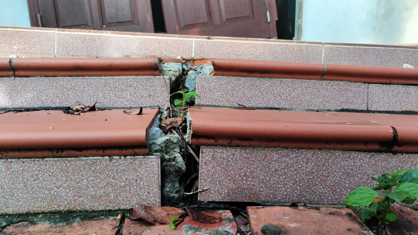 Sân vườn nứt toác, gãy đôi. Sân vườn nứt toác, gãy đôi.