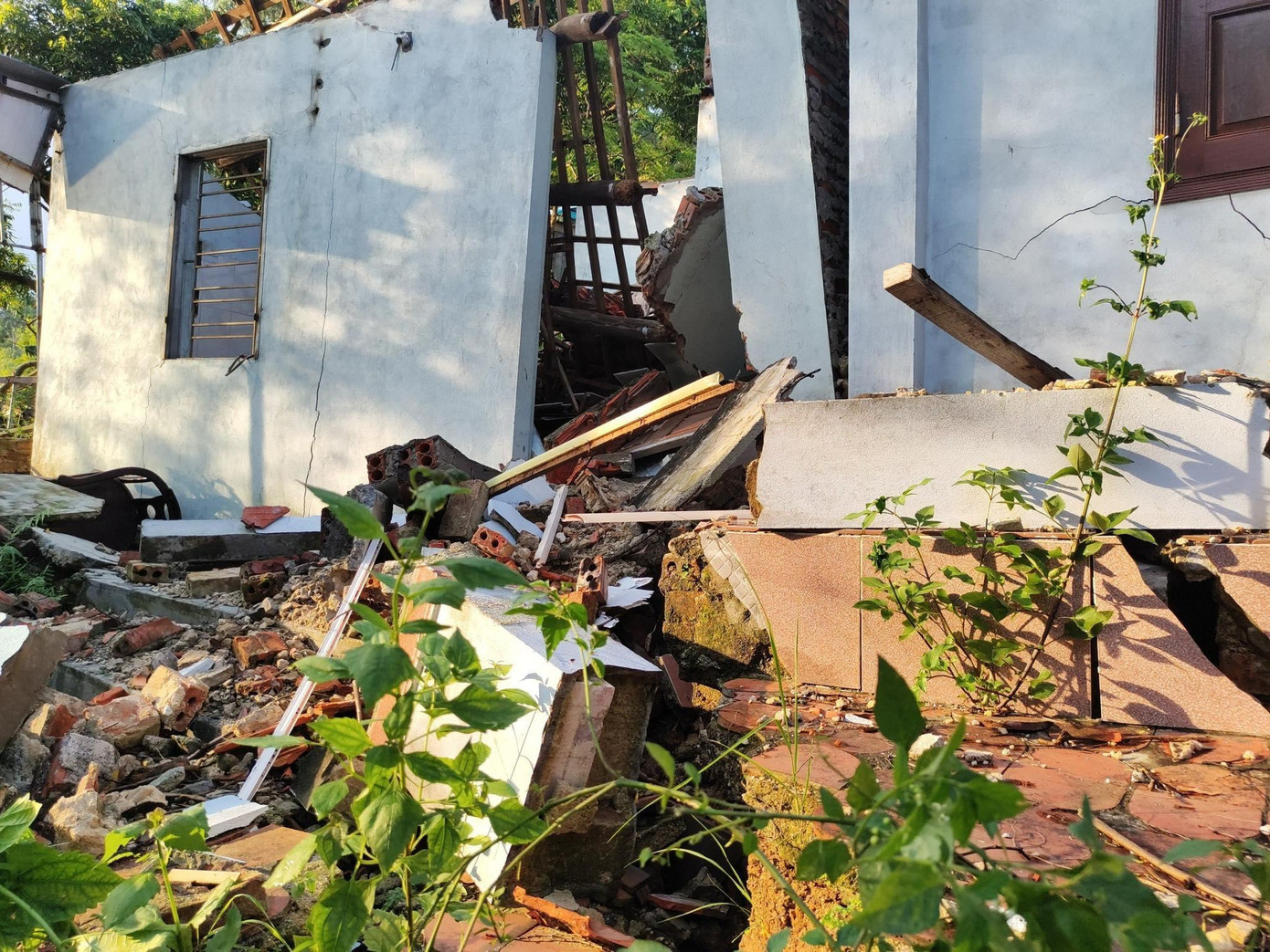 Nhiều ngôi nhà đổ sập nhưng không được đền bù thỏa đáng. Nhiều ngôi nhà đổ sập nhưng không được đền bù thỏa đáng.