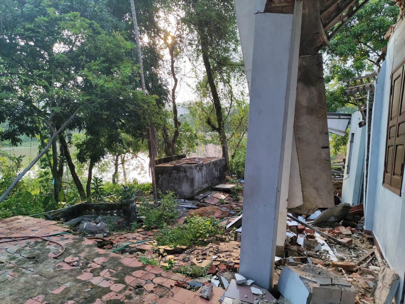 Trụ nhà xiêu vẹo vì sụt lún. Trụ nhà xiêu vẹo vì sụt lún.