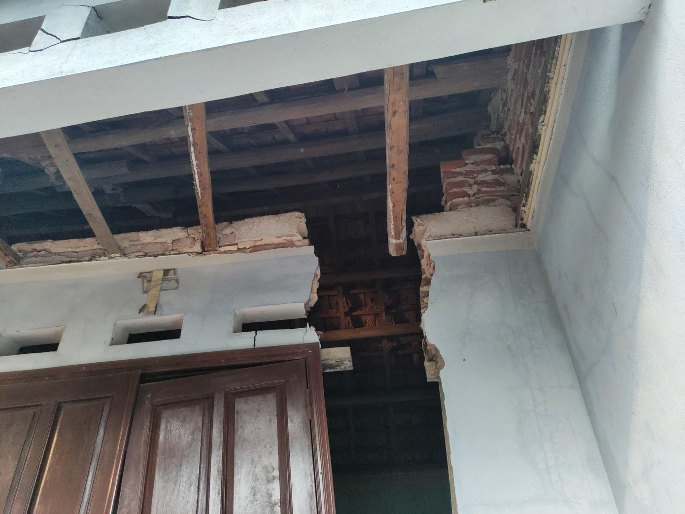 Khe nứt rộng gần nửa mét đang phá hỏng kết cấu khiến ngôi nhà luôn trong tình trạng 'đổ sập xuống bất cứ lúc nào'. Khe nứt rộng gần nửa mét đang phá hỏng kết cấu khiến ngôi nhà luôn trong tình trạng 'đổ sập xuống bất cứ lúc nào'.