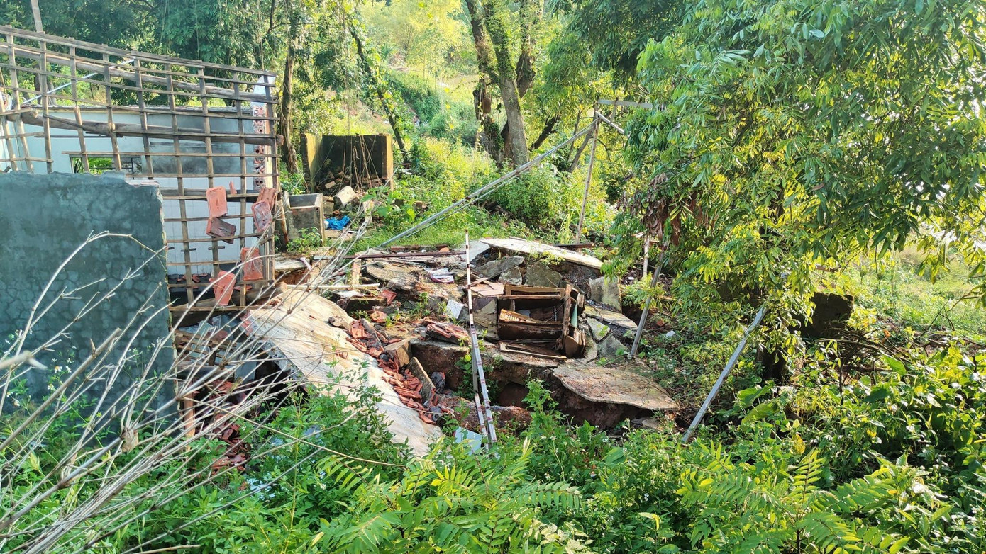 Khu vực khai thác sét nằm ngay dưới chân đồi Tên Lửa, bằng mắt thường vẫn có thể nhận thấy tác động của việc khai thác sét làm ảnh hưởng đến các hộ dân. Khu vực khai thác sét nằm ngay dưới chân đồi Tên Lửa, bằng mắt thường vẫn có thể nhận thấy tác động của việc khai thác sét làm ảnh hưởng đến các hộ dân.