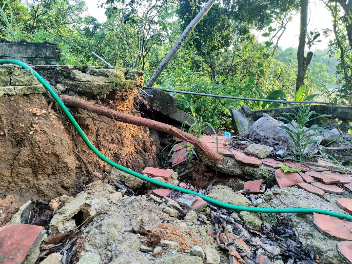 Phần sân vườn bị sụt lún nghiêm trọng vì bên dưới là mỏ khai thác sét. Phần sân vườn bị sụt lún nghiêm trọng vì bên dưới là mỏ khai thác sét.