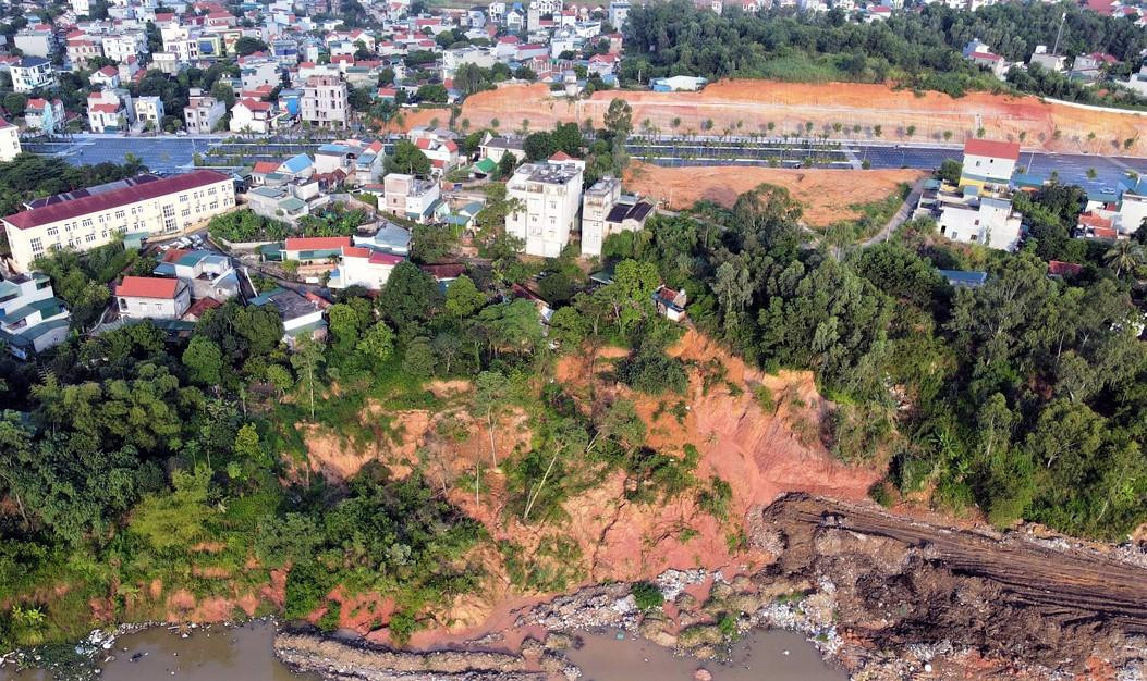 Mỏ khai thác sét uy hiếp hàng chục hộ dân sống trên đồi Tên Lửa, phường Giếng Đáy. Mỏ khai thác sét uy hiếp hàng chục hộ dân sống trên đồi Tên Lửa, phường Giếng Đáy.