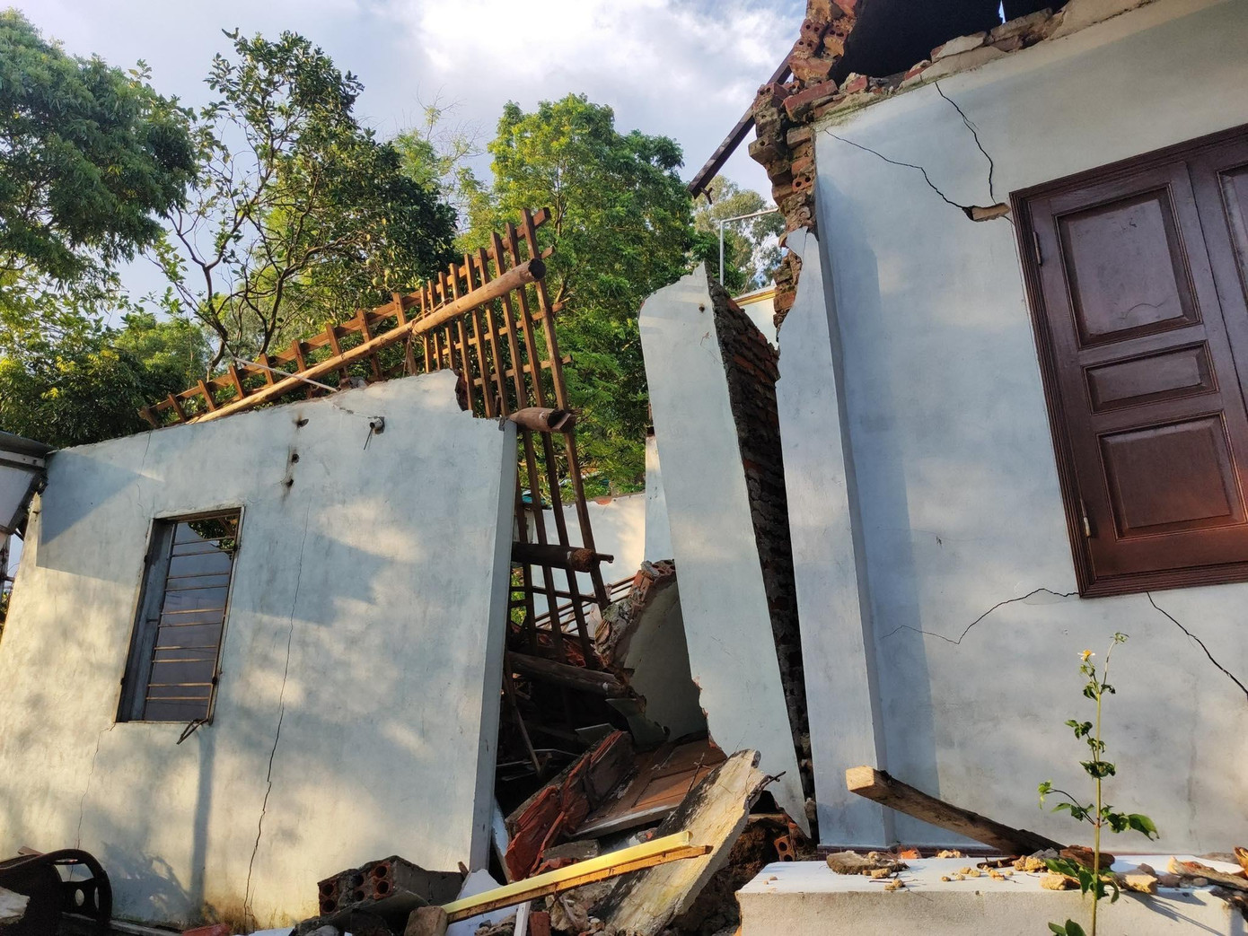 Ngôi nhà của gia đình ông Nguyễn Xuân Quang bị đổ sập. Ngôi nhà của gia đình ông Nguyễn Xuân Quang bị đổ sập.