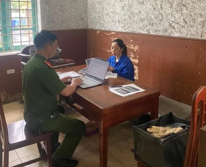 Điều tra viên lấy lời khai Phạm Thị Thanh Huệ tại Trại tạm giam Công an tỉnh.