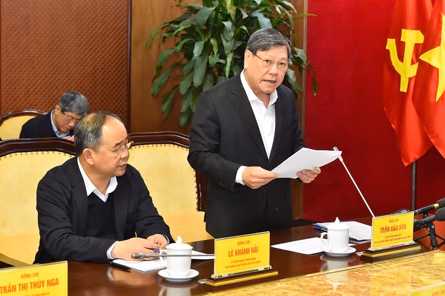 Ông Trần Văn Rón, Phó Chủ nhiệm Thường trực Ủy ban Kiểm tra Trung ương, Phó trưởng đoàn Thường trực công bố quyết định kiểm tra.