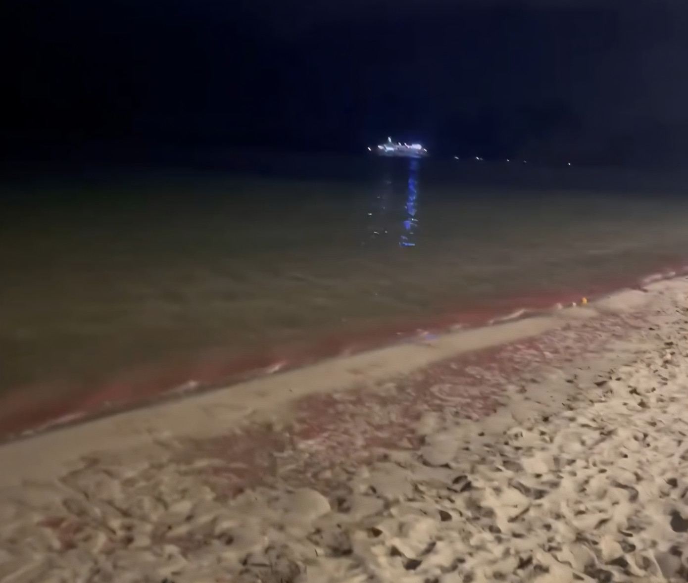 Bãi biển ghi nhận hiện tượng này ở khu vực Cột 8, TP Hạ Long, Quảng Ninh.