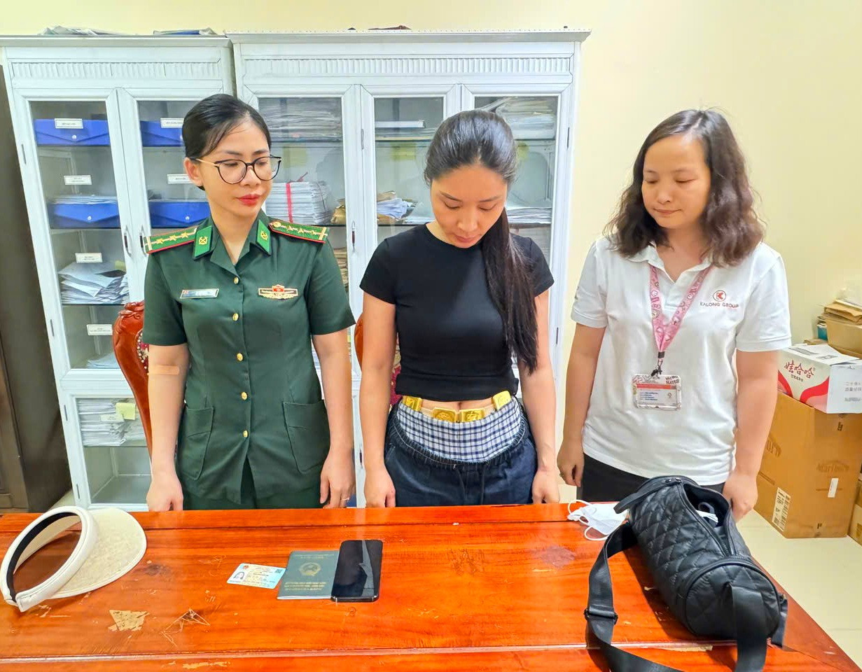 Vân Anh quấn 4kg quanh người hòng qua mặt lực lượng chức năng. Vân Anh quấn 4kg quanh người hòng qua mặt lực lượng chức năng.