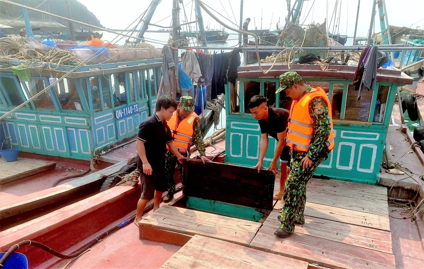 Đội tuần tra kiểm tra phương tiện vi phạm.