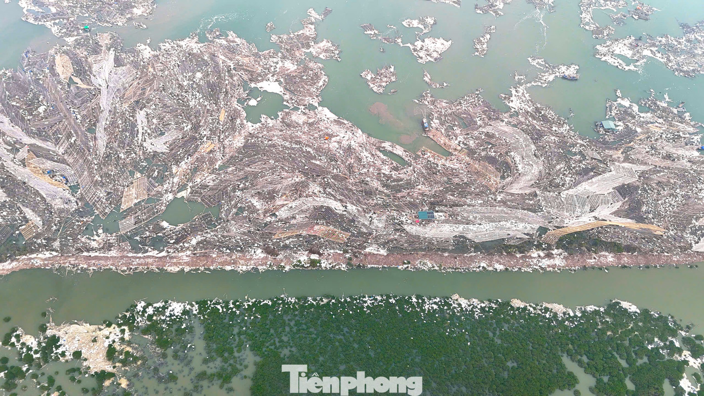 Núi rác khổng lồ xuất hiện sau bão Yagi đang đe dọa môi trường di sản vịnh Hạ Long. Núi rác khổng lồ xuất hiện sau bão Yagi đang đe dọa môi trường di sản vịnh Hạ Long.