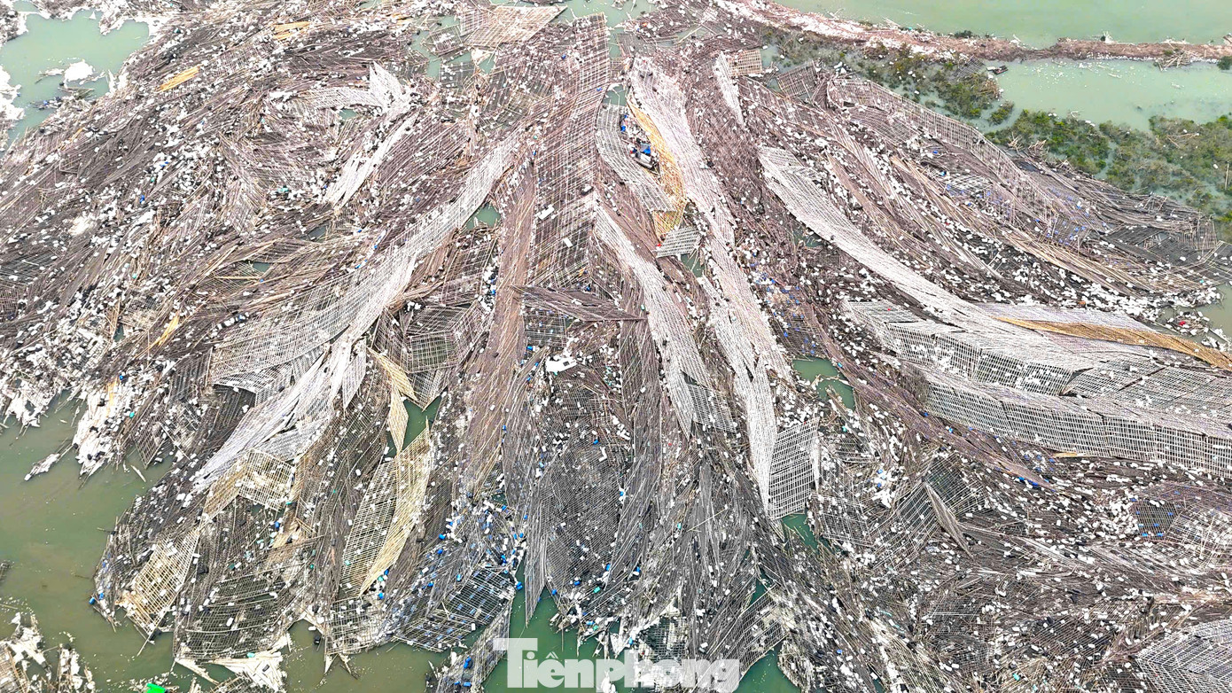 Bè tre, phao xốp, phao nhựa bị bão đánh dạt vào bờ chất thành "núi".