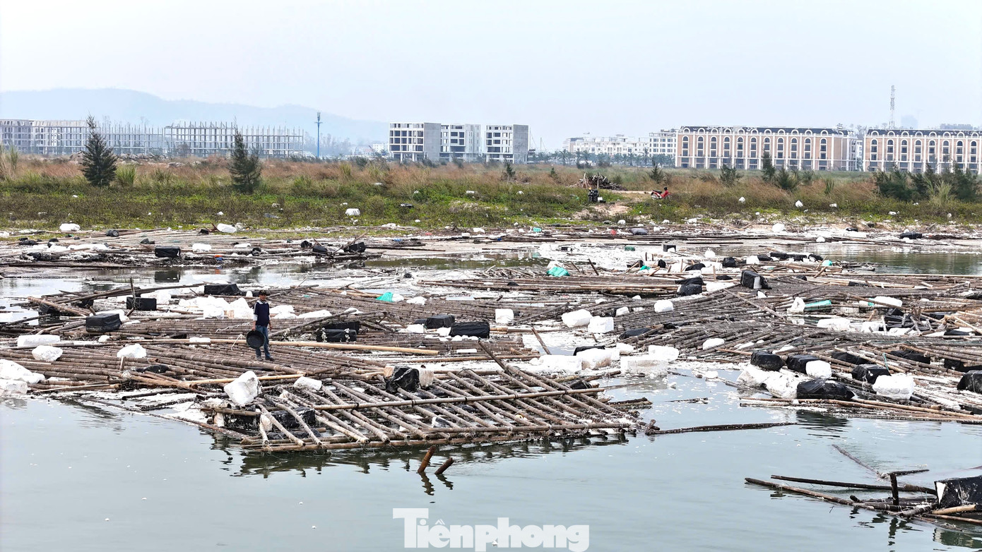 Rác thải từ các lồng bè nuôi trồng thủy sản tại các địa phương ven bờ đã đổ dồn về vịnh Hạ Long. Rác thải từ các lồng bè nuôi trồng thủy sản tại các địa phương ven bờ đã đổ dồn về vịnh Hạ Long.