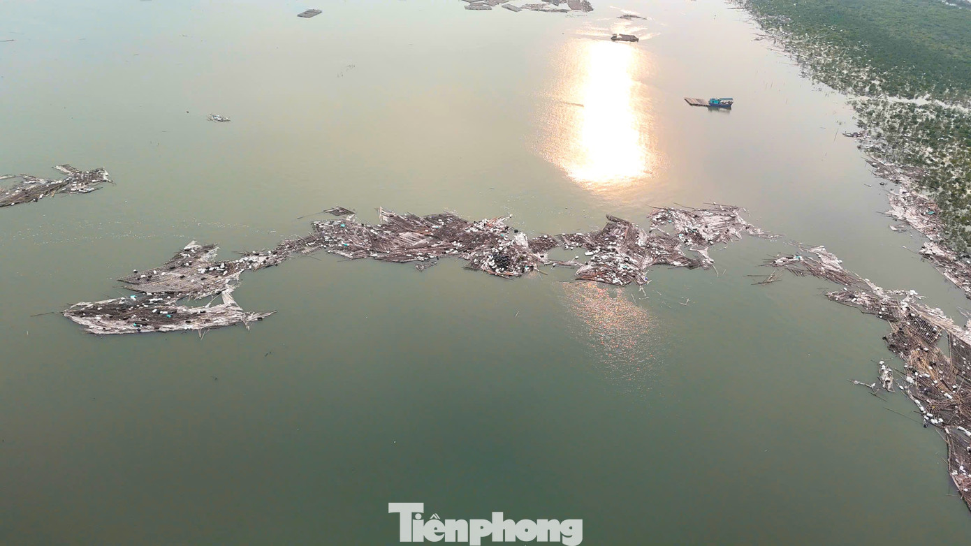 Người dân chỉ tranh thủ thu gom những vật dụng còn sử dụng được, còn bè mảng họ cắt bỏ cho trôi vô định trên biển.