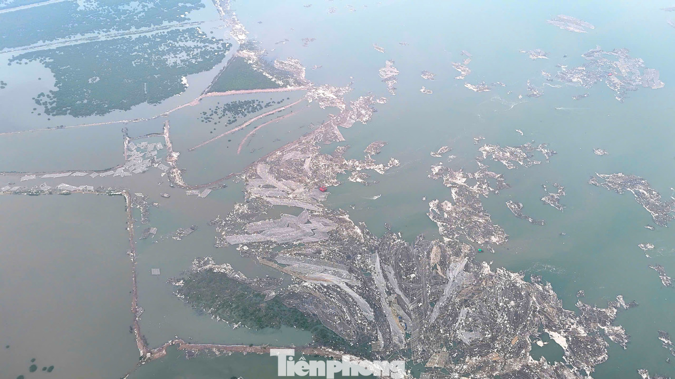 Cả một vùng biển rộng lớn tan hoang, xác xơ sau bão dữ.