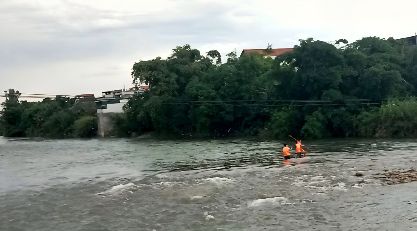 Khu vực lực lượng chức năng tìm thấy thi thể em T. Khu vực lực lượng chức năng tìm thấy thi thể em T.