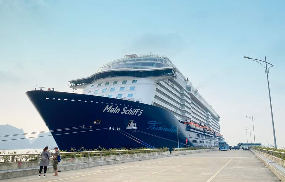 Tàu Mein Schiff 5 có chiều dài 295 m, rộng 35 m, có thể chở 2.700 hành khách và 1.000 thành viên thủy thủ đoàn. Tàu Mein Schiff 5 có chiều dài 295 m, rộng 35 m, có thể chở 2.700 hành khách và 1.000 thành viên thủy thủ đoàn.