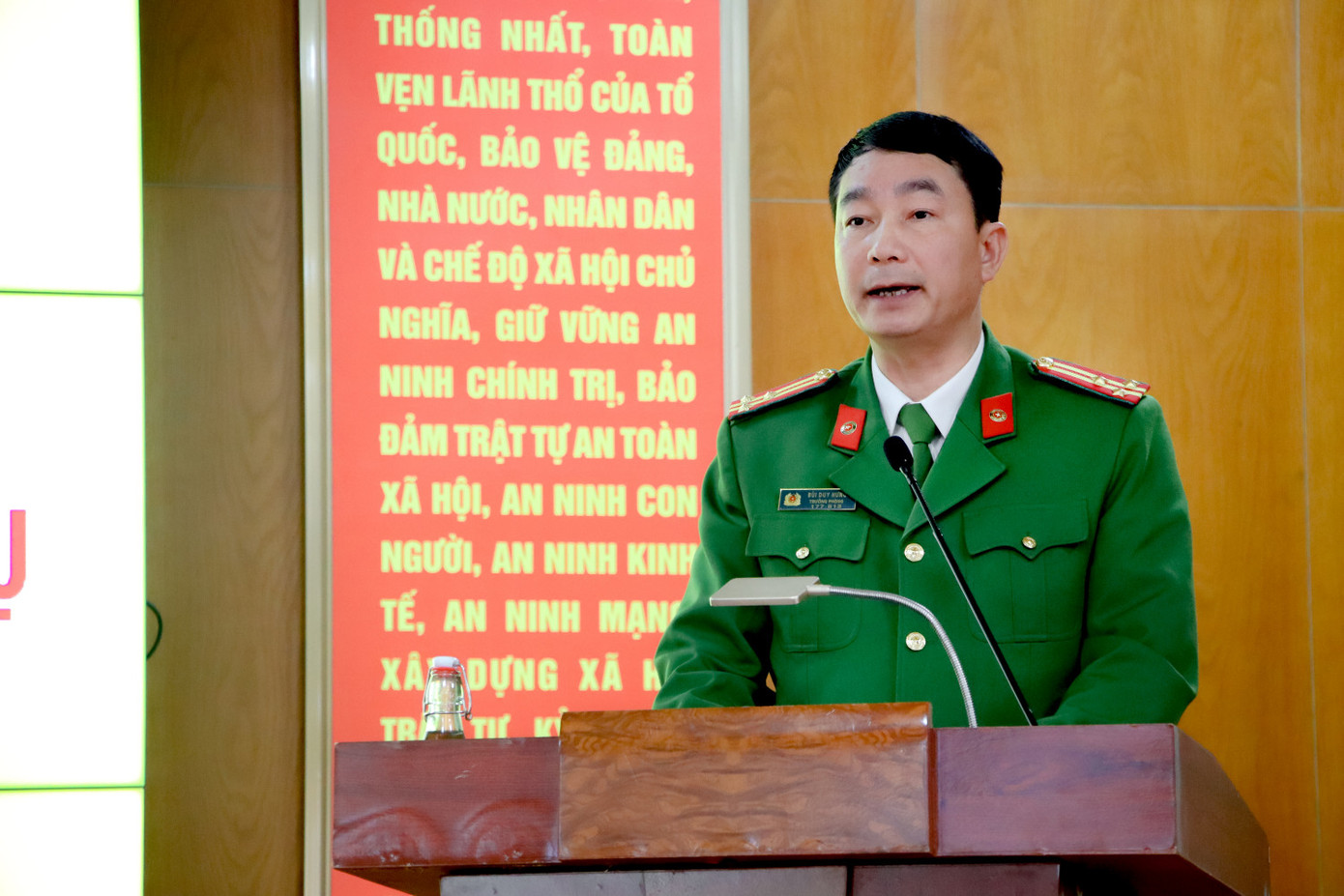 Lãnh đạo Phòng Cảnh sát ĐTTP về tham nhũng, kinh tế, buôn lậu, môi trường trình bày báo cáo tại Hội nghị.