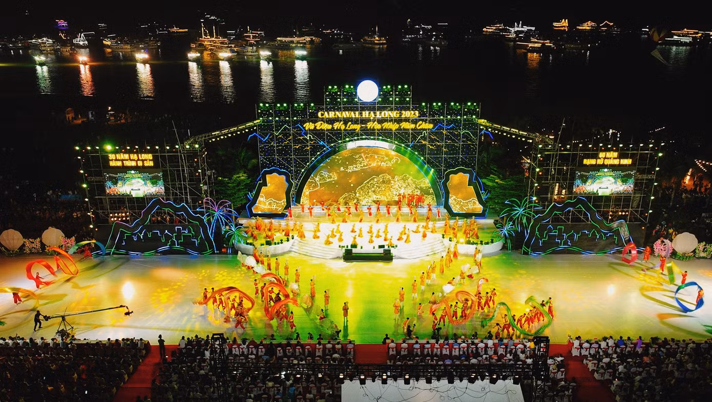 Sân khấu Carnaval năm nay sẽ được kết hợp trên bờ cùng dưới biển ở vịnh Hạ Long. Sân khấu Carnaval năm nay sẽ được kết hợp trên bờ cùng dưới biển ở vịnh Hạ Long.