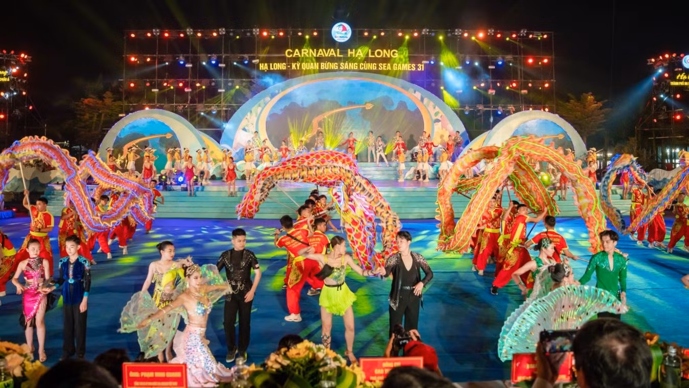 Carnaval Hạ Long được tổ chức thường niên vào dịp 30/4- 1/5. Carnaval Hạ Long được tổ chức thường niên vào dịp 30/4- 1/5.