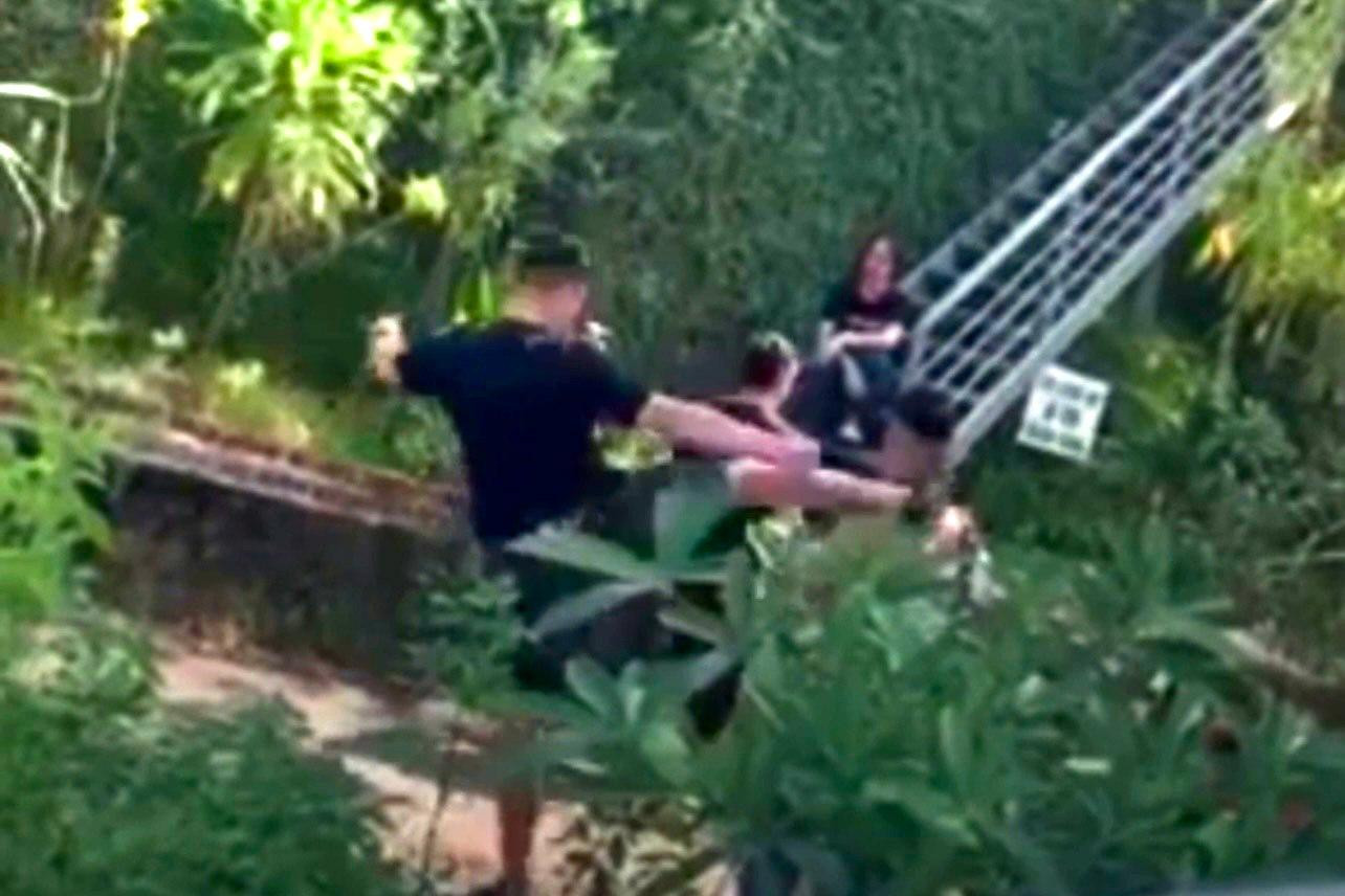 Những người đàn ông áo đen liên tục đấm đá nam thanh niên. Ảnh cắt từ clip