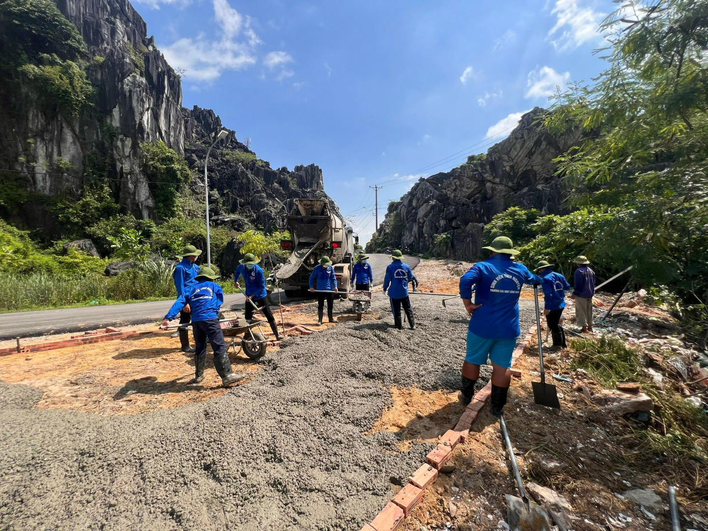 Tỉnh Đoàn Quảng Ninh đã vận động, xã hội hóa được gần 600 triệu đồng để hỗ trợ xây 140 nhà tiêu hợp vệ sinh cho các hộ dân có hoàn cảnh khó khăn tại 2 xã Đồng Tâm và Đồng Văn (H.Bình Liêu). Đây là những công trình cụ thể nhằm góp phần giúp các xã hoàn thành tiêu chí về môi trường-một trong những tiêu chí khó thực hiện nhất trong xây dựng nông thôn mới và nông thôn mới nâng cao.