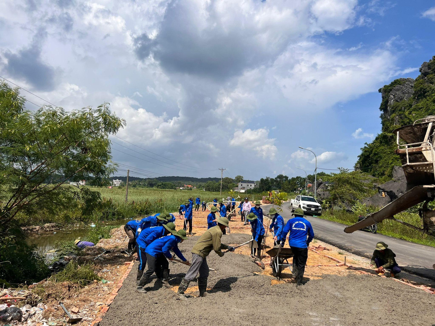 Không chỉ Bình Liêu, những dấu chân của tuổi trẻ Quảng Ninh còn in đậm trên khắp địa phương của tỉnh, góp sức cùng nhân dân tạo nên các con đường bê tông phẳng lỳ ở TP.Uông Bí, TX.Quảng Yên hay “những cột điện nở hoa” tại H.Đầm Hà…