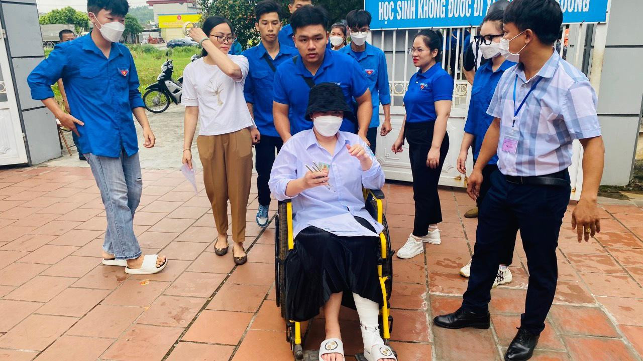 Đội thanh niên tình nguyện tiếp sức mùa thi hỗ trợ các thí sinh gặp khó khăn.