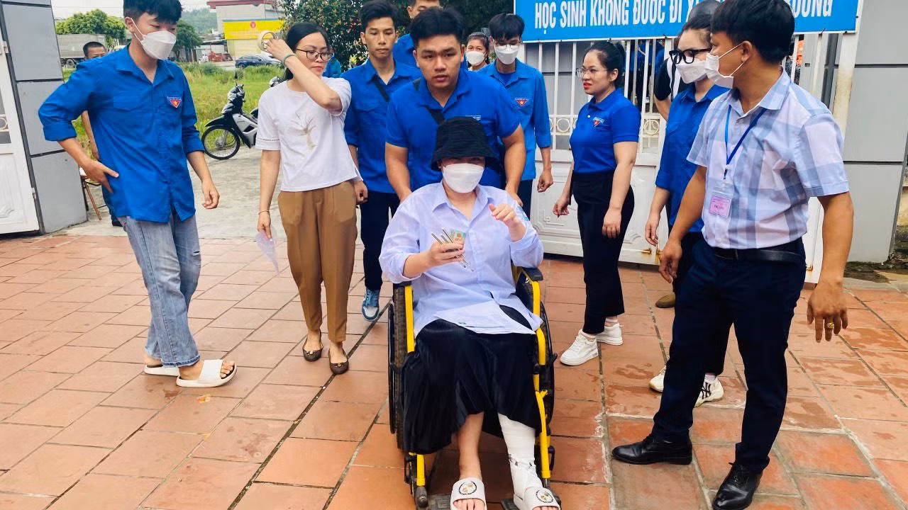 Đội thanh niên tình nguyện tiếp sức mùa thi hỗ trợ các thí sinh gặp khó khăn.