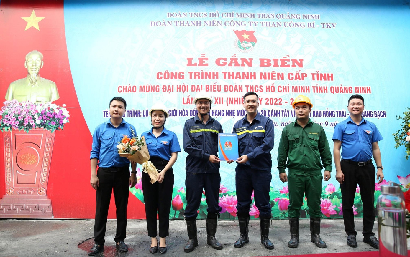 Gắn biển công trình thanh niên tại mỏ than Tràng Bạch.