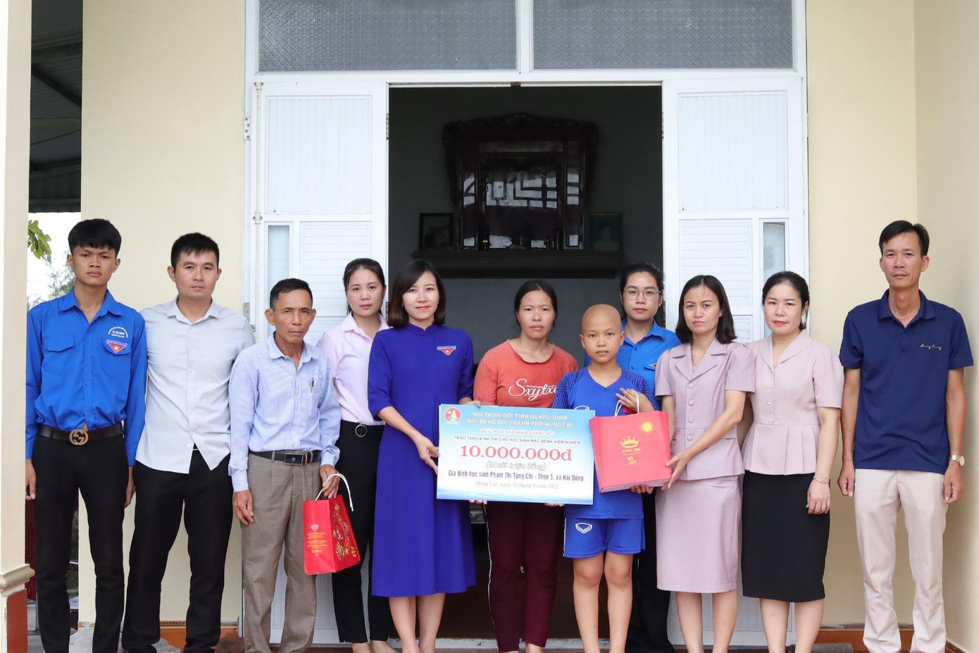 Trao tặng những phần quà ý nghĩa cho các gia đình gặp hoàn cảnh khó khăn trên địa bàn.