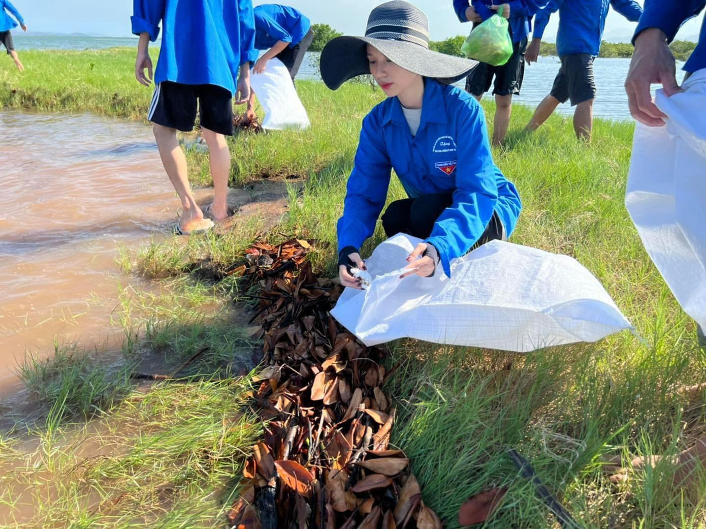 Tiếp nối những hoạt động trong chiến dịch Mùa hè xanh vừa qua, các cấp bộ Đoàn trên địa bàn tỉnh Quảng Ninh đã triển khai nhiều chương trình lớn hưởng ứng Ngày môi trường thế giới 5.6, Tuần lễ Biển và Hải đảo Việt Nam.