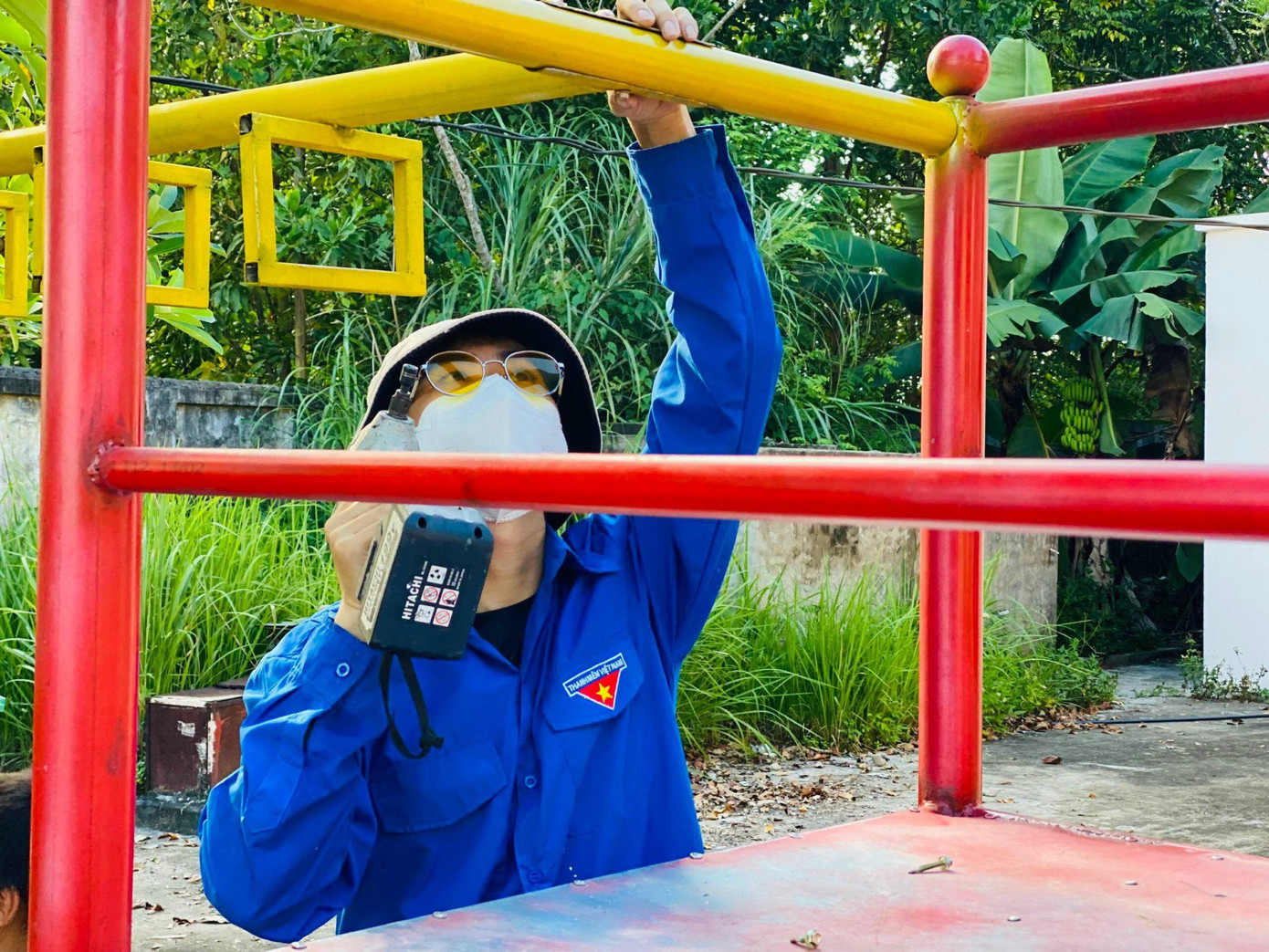 Các đội hình “Hành quân xanh” của tuổi trẻ Quảng Ninh đã tham gia sửa chữa 4,5 km, làm mới 2,6 km đường giao thông nông thôn; tổ chức làm đường điện thắp sáng 4 km đường giao thông liên thôn; hỗ trợ xây dựng 5 nhà nhân ái; hoàn thành xây dựng 120 nhà tiêu hợp vệ sinh cho hộ gia đình có hoàn cảnh khó khăn.