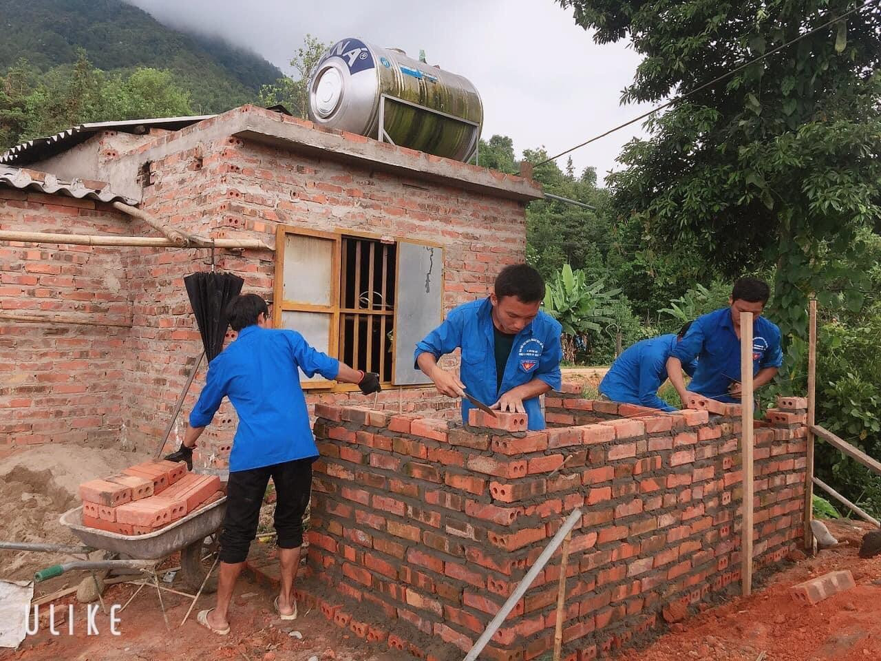 Các đoàn viên thanh niên làm thợ xây dựng ở huyện Bình Liêu.