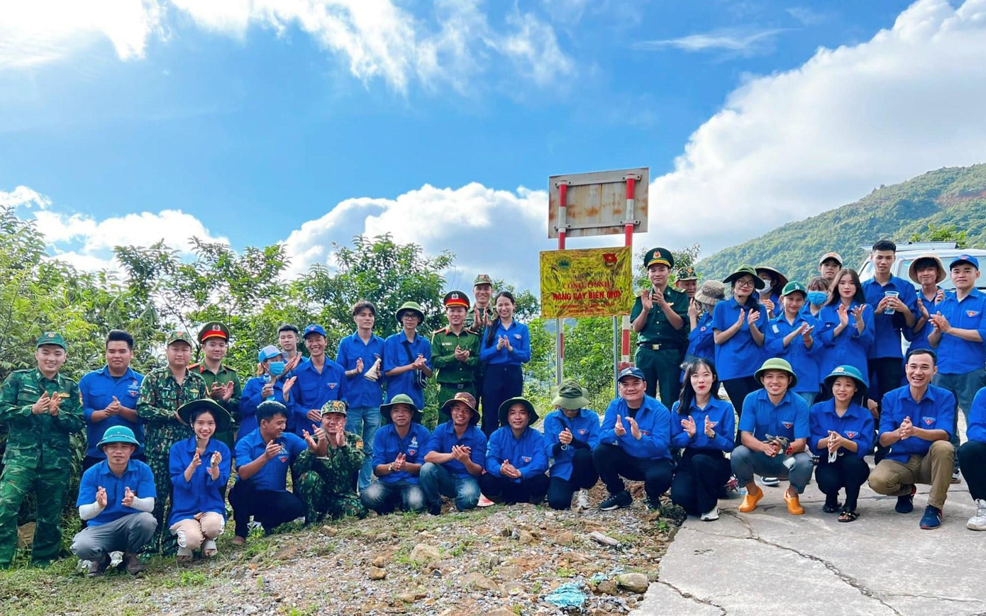 Gắn biển công trình Hàng cây biên giới.