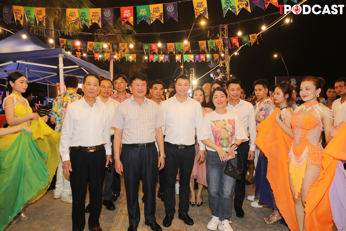 Theo lãnh đạo UBND TP Hạ Long, phố chợ đêm ven biển này là sự kết hợp hài hòa giữa văn hóa, ẩm thực và các hoạt động giải trí, show nghệ thuật đường phố phong phú, tạo nên những trải nghiệm mới mẻ và hấp dẫn. Chưa kể, đến đây du khách còn không phải lo ngại vấn đề “chặt chém”, bởi giá cả đã được ban quản lý kiểm soát chặt chẽ và niêm yết rõ ràng.