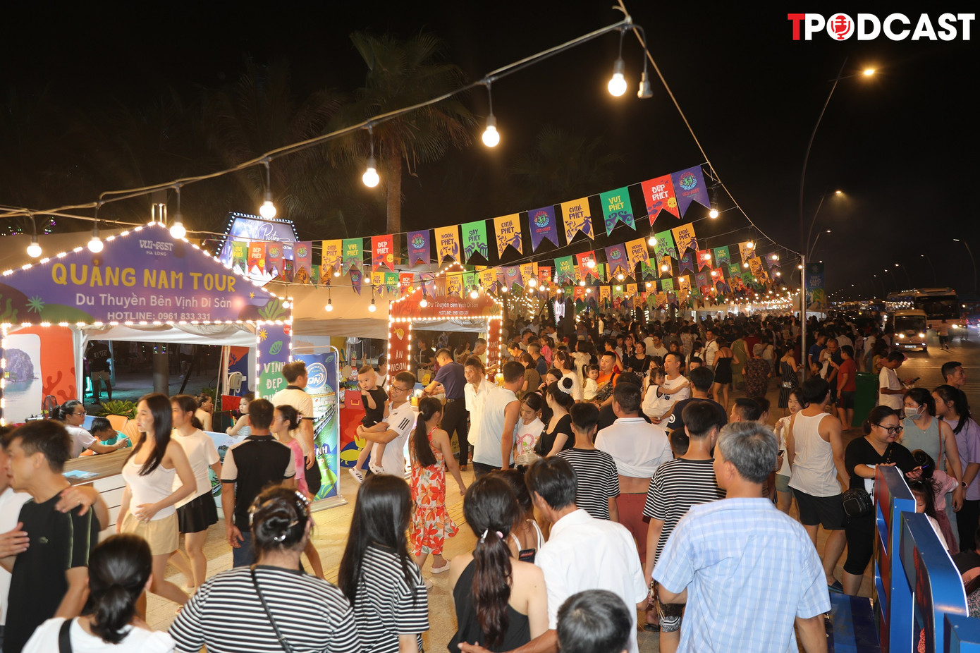 Phố chợ đêm ven biển mang tới cho du khách nhiều trải nghiệm mua sắm đa dạng, từ quà tặng lưu niệm đến thời trang, trang sức hay đặc sản ba miền Việt Nam.